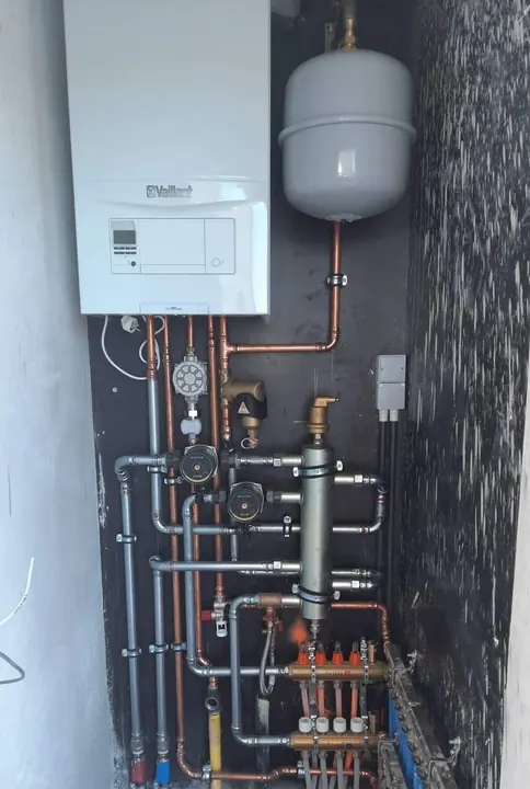 Nástěnný kotel Vaillant s expanzní nádobou, čerpadly a rozdělovačem ve výklenku
